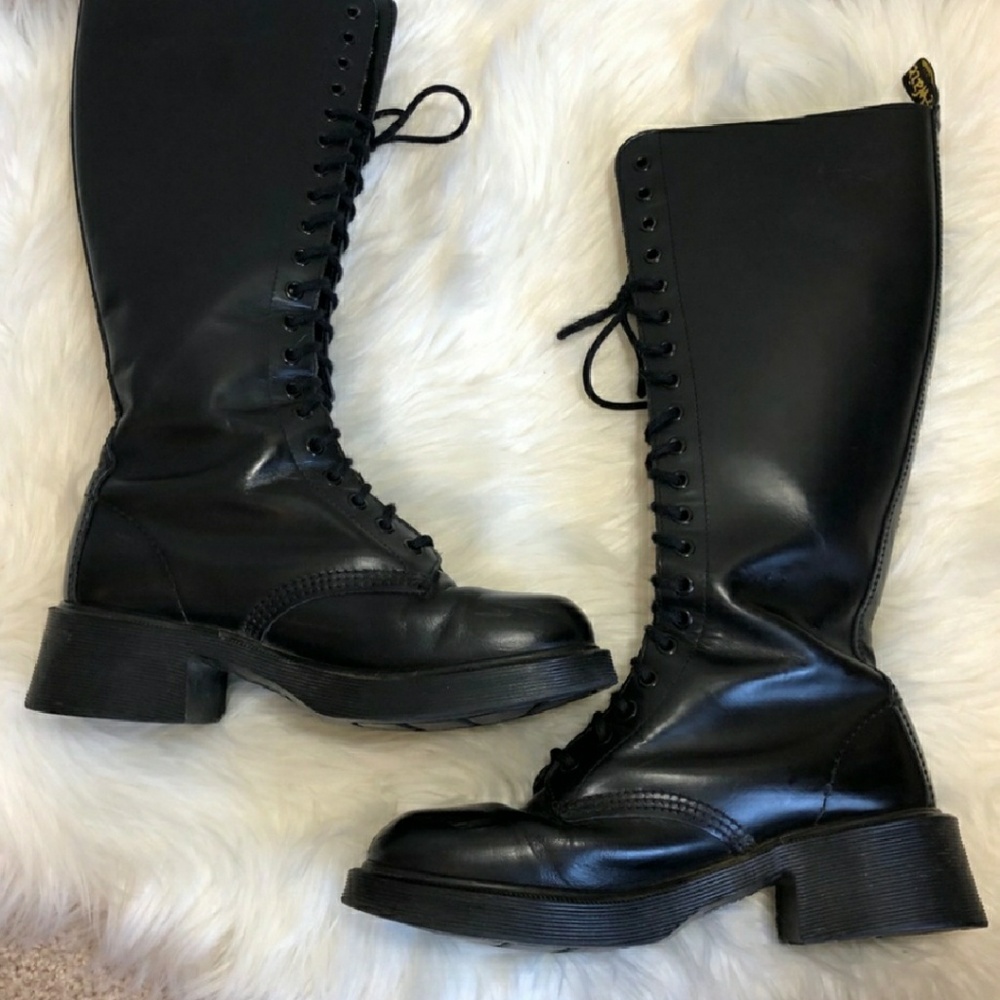 20 eyelet lace up Dr. Martens